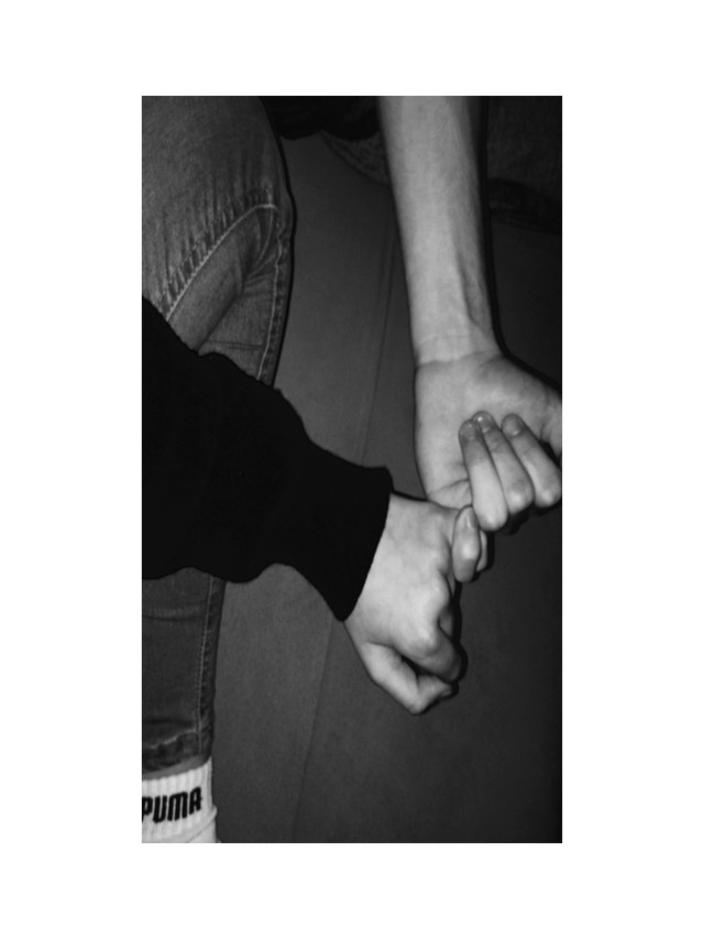 Arriba 93+ Foto instagram parejas fotos de novios agarrados de la mano Mirada tensa
